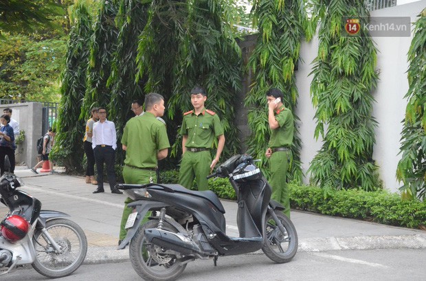 Nóng: Thực nghiệm hiện trường vụ bé trai 6 tuổi tử vong vì bị bỏ quên trên xe đưa đón trường Gateway - Ảnh 1. Nóng: Thực nghiệm hiện trường vụ bé trai 6 tuổi tử vong vì bị bỏ quên trên xe đưa đón trường Gateway - Ảnh 1.