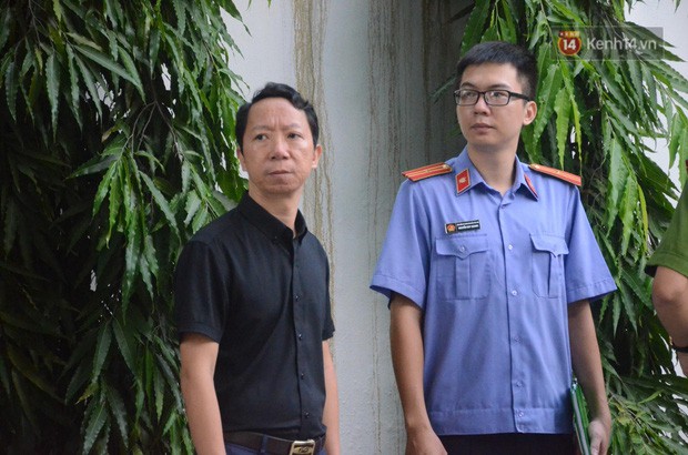 Nóng: Thực nghiệm hiện trường vụ bé trai 6 tuổi tử vong vì bị bỏ quên trên xe đưa đón trường Gateway - Ảnh 4. Nóng: Thực nghiệm hiện trường vụ bé trai 6 tuổi tử vong vì bị bỏ quên trên xe đưa đón trường Gateway - Ảnh 4.