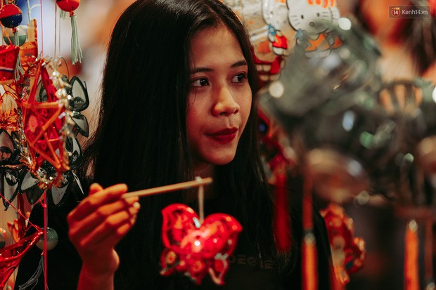 Hàng ngàn người chen nhau toát mồ hôi tại Phố lồng đèn Sài Gòn trong đêm Trung thu - Ảnh 12. Hàng ngàn người chen nhau toát mồ hôi tại Phố lồng đèn Sài Gòn trong đêm Trung thu - Ảnh 12.