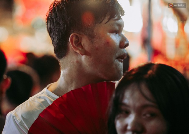 Hàng ngàn người chen nhau toát mồ hôi tại Phố lồng đèn Sài Gòn trong đêm Trung thu - Ảnh 14.