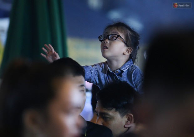 Hàng ngàn người chen nhau toát mồ hôi tại Phố lồng đèn Sài Gòn trong đêm Trung thu - Ảnh 16. Hàng ngàn người chen nhau toát mồ hôi tại Phố lồng đèn Sài Gòn trong đêm Trung thu - Ảnh 16.