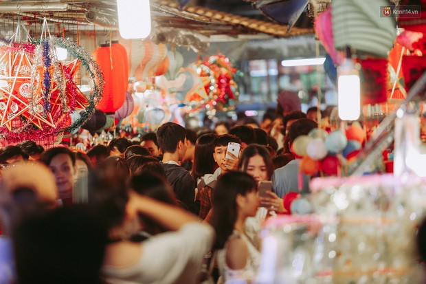 Hàng ngàn người chen nhau toát mồ hôi tại Phố lồng đèn Sài Gòn trong đêm Trung thu - Ảnh 17. Hàng ngàn người chen nhau toát mồ hôi tại Phố lồng đèn Sài Gòn trong đêm Trung thu - Ảnh 17.