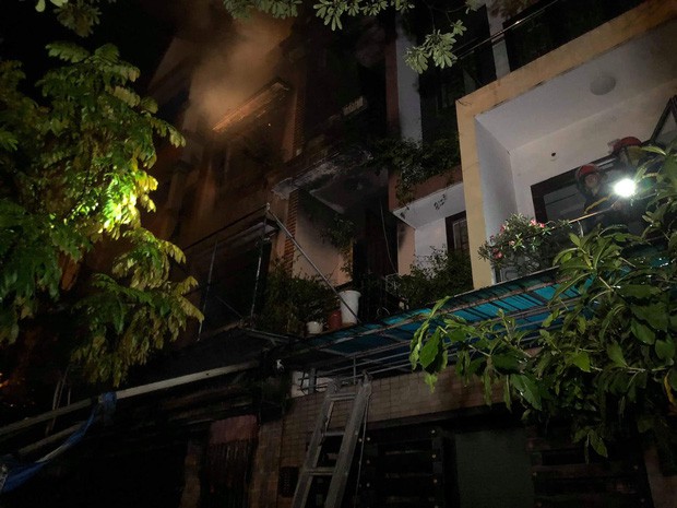 Hà Nội: Cháy lớn tại căn nhà liền kề 4 tầng trong khu đô thị Xa La, gia đình 4 người may mắn thoát ra kịp thời - Ảnh 3.