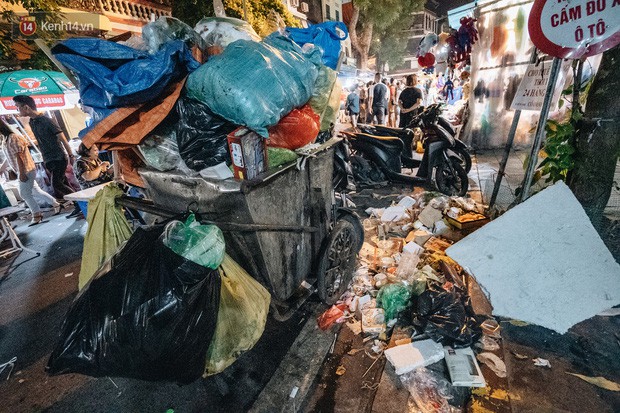 Trung thu đi qua để lại bãi rác siêu to khổng lồ ở khu chợ truyền thống Hà Nội - Ảnh 4.