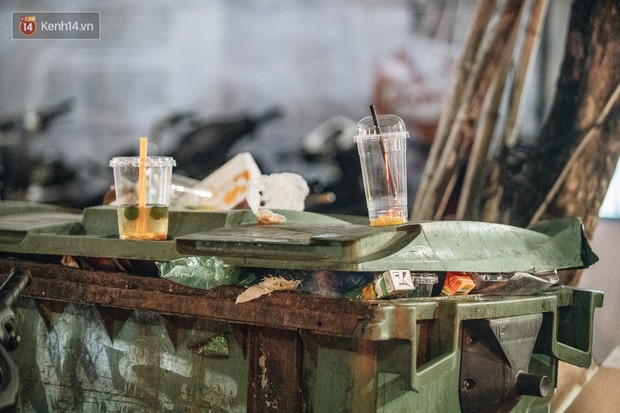 Trung thu đi qua để lại bãi rác siêu to khổng lồ ở khu chợ truyền thống Hà Nội - Ảnh 5.