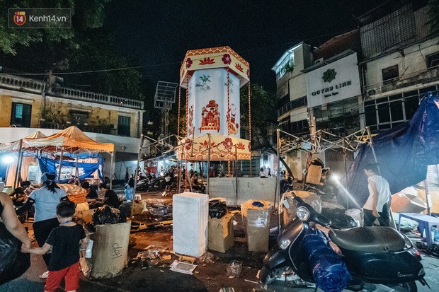 Trung thu đi qua để lại bãi rác siêu to khổng lồ ở khu chợ truyền thống Hà Nội - Ảnh 6.