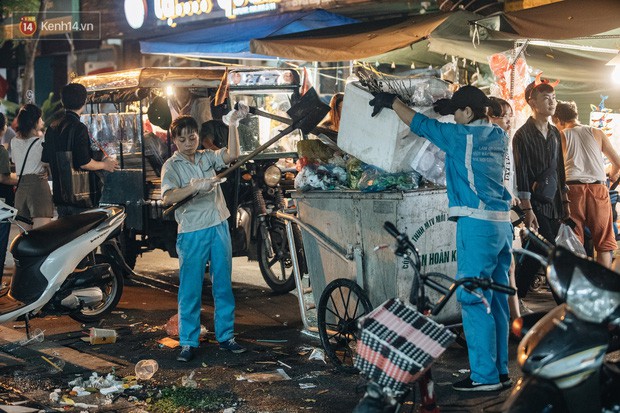 Trung thu đi qua để lại bãi rác siêu to khổng lồ ở khu chợ truyền thống Hà Nội - Ảnh 8.