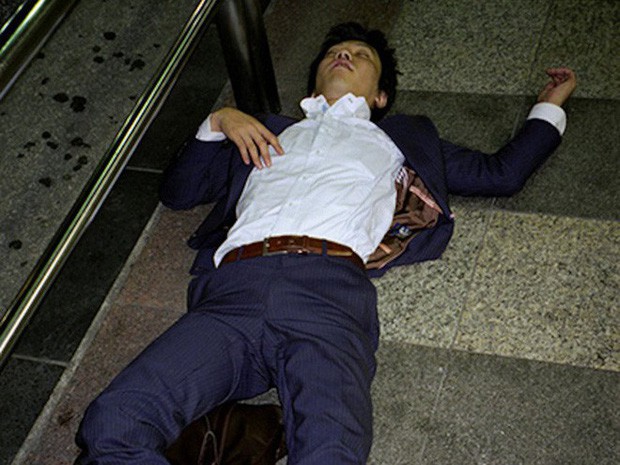  Chùm ảnh về các doanh nhân ngủ trên đường phố mô tả chân thực về văn hóa làm việc khắc nghiệt nhất thế giới của Nhật Bản - Ảnh 16.