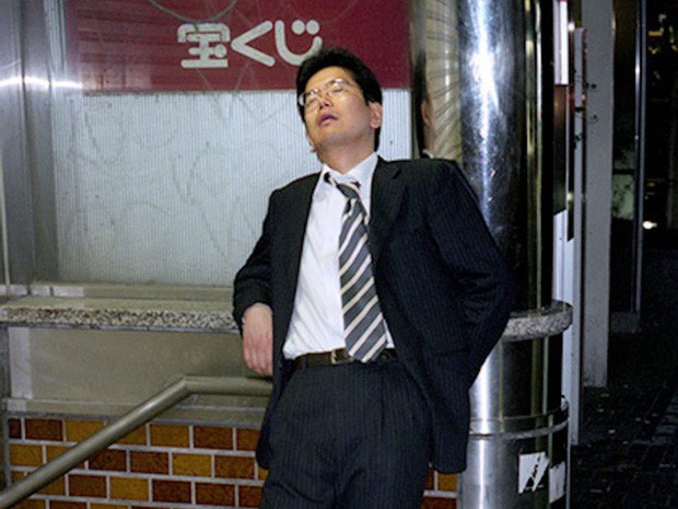  Chùm ảnh về các doanh nhân ngủ trên đường phố mô tả chân thực về văn hóa làm việc khắc nghiệt nhất thế giới của Nhật Bản - Ảnh 19.