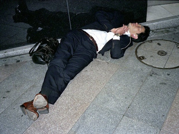  Chùm ảnh về các doanh nhân ngủ trên đường phố mô tả chân thực về văn hóa làm việc khắc nghiệt nhất thế giới của Nhật Bản - Ảnh 3.
