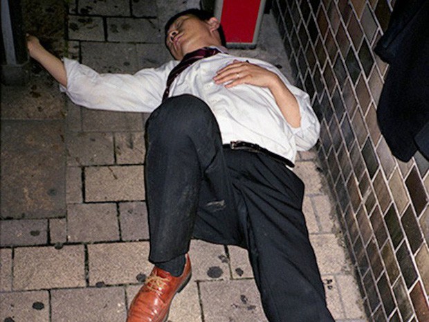  Chùm ảnh về các doanh nhân ngủ trên đường phố mô tả chân thực về văn hóa làm việc khắc nghiệt nhất thế giới của Nhật Bản - Ảnh 24.