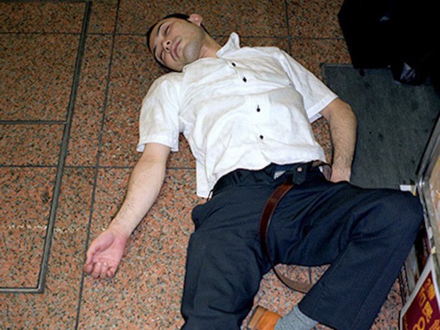  Chùm ảnh về các doanh nhân ngủ trên đường phố mô tả chân thực về văn hóa làm việc khắc nghiệt nhất thế giới của Nhật Bản - Ảnh 26.
