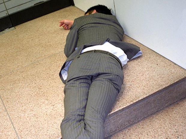  Chùm ảnh về các doanh nhân ngủ trên đường phố mô tả chân thực về văn hóa làm việc khắc nghiệt nhất thế giới của Nhật Bản - Ảnh 35.