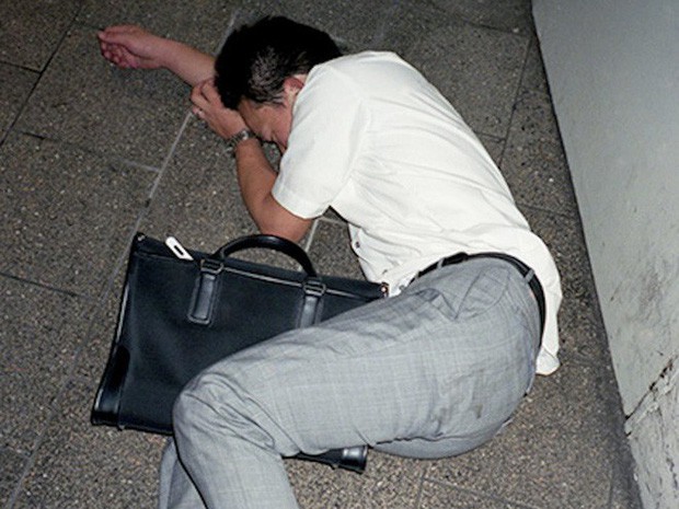 Chùm ảnh về các doanh nhân ngủ trên đường phố mô tả chân thực về văn hóa làm việc khắc nghiệt nhất thế giới của Nhật Bản - Ảnh 36.