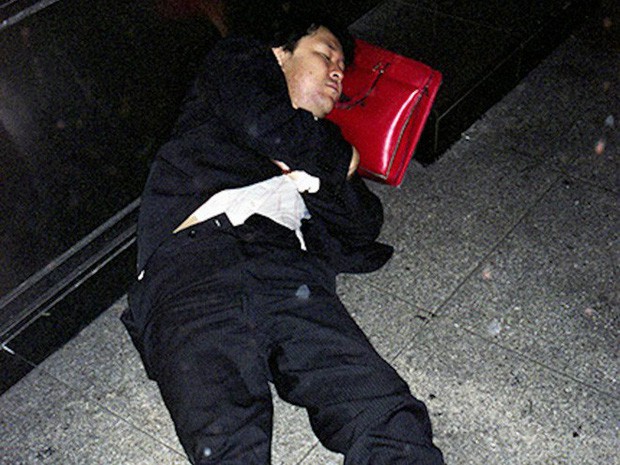  Chùm ảnh về các doanh nhân ngủ trên đường phố mô tả chân thực về văn hóa làm việc khắc nghiệt nhất thế giới của Nhật Bản - Ảnh 5.