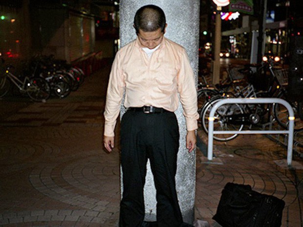  Chùm ảnh về các doanh nhân ngủ trên đường phố mô tả chân thực về văn hóa làm việc khắc nghiệt nhất thế giới của Nhật Bản - Ảnh 45.
