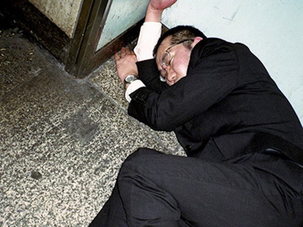  Chùm ảnh về các doanh nhân ngủ trên đường phố mô tả chân thực về văn hóa làm việc khắc nghiệt nhất thế giới của Nhật Bản - Ảnh 48.