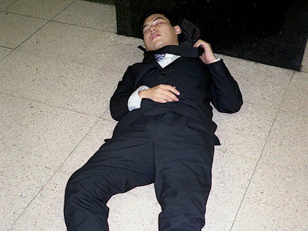  Chùm ảnh về các doanh nhân ngủ trên đường phố mô tả chân thực về văn hóa làm việc khắc nghiệt nhất thế giới của Nhật Bản - Ảnh 50.