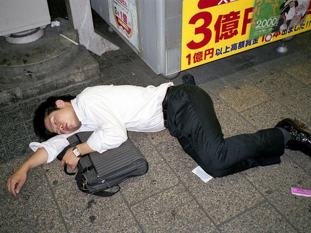  Chùm ảnh về các doanh nhân ngủ trên đường phố mô tả chân thực về văn hóa làm việc khắc nghiệt nhất thế giới của Nhật Bản - Ảnh 6.