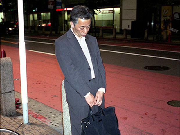 Chùm ảnh về các doanh nhân ngủ trên đường phố mô tả chân thực về văn hóa làm việc khắc nghiệt nhất thế giới của Nhật Bản - Ảnh 51.