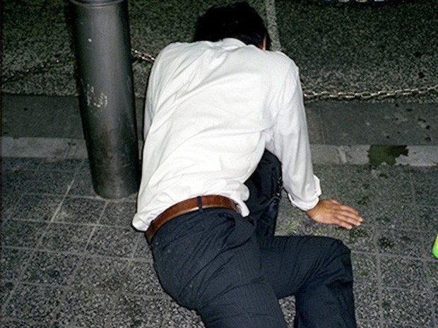  Chùm ảnh về các doanh nhân ngủ trên đường phố mô tả chân thực về văn hóa làm việc khắc nghiệt nhất thế giới của Nhật Bản - Ảnh 54.