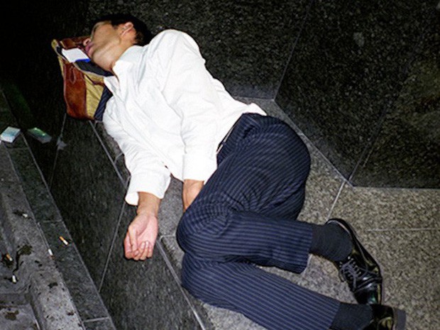  Chùm ảnh về các doanh nhân ngủ trên đường phố mô tả chân thực về văn hóa làm việc khắc nghiệt nhất thế giới của Nhật Bản - Ảnh 56.