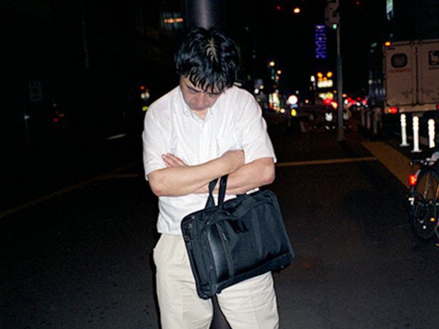  Chùm ảnh về các doanh nhân ngủ trên đường phố mô tả chân thực về văn hóa làm việc khắc nghiệt nhất thế giới của Nhật Bản - Ảnh 9.
