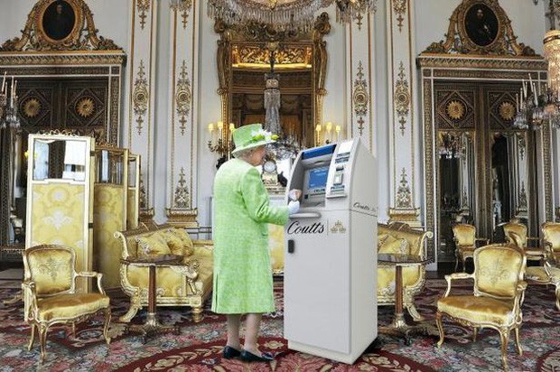 Tiết lộ mới gây choáng: Cây rút tiền ATM độc nhất vô nhị của Nữ hoàng Anh được cất giấu ngay trong Cung điện - Ảnh 1.
