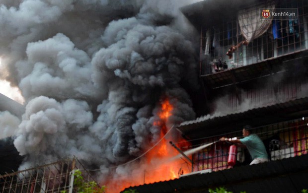  Hà Nội: Cháy lớn tại khu tập thể Kim Liên, người dân khóc nghẹn vì ngọn lửa bao trùm kinh hoàng  - Ảnh 2.