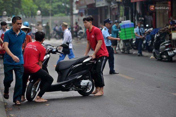  Hà Nội: Cháy lớn tại khu tập thể Kim Liên, người dân khóc nghẹn vì ngọn lửa bao trùm kinh hoàng  - Ảnh 4.