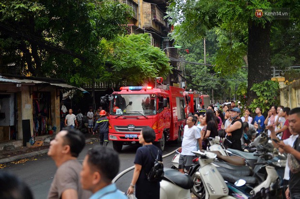  Hà Nội: Cháy lớn tại khu tập thể Kim Liên, người dân khóc nghẹn vì ngọn lửa bao trùm kinh hoàng  - Ảnh 8.