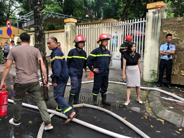  Hà Nội: Cháy lớn tại khu tập thể Kim Liên, người dân khóc nghẹn vì ngọn lửa bao trùm kinh hoàng  - Ảnh 9.