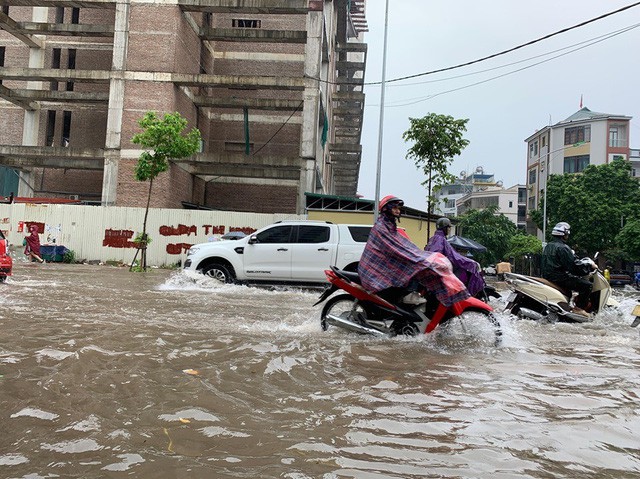  Hà Nội mưa lớn ngập sâu, người dân bơi đi làm giữa dòng xe tắc nghẽn  - Ảnh 2.