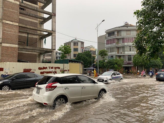  Hà Nội mưa lớn ngập sâu, người dân bơi đi làm giữa dòng xe tắc nghẽn  - Ảnh 3.