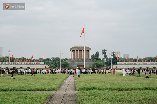 Hà Nội của sớm mai ngày Tết Độc lập: Buổi lễ chào cờ thiêng liêng trước Quảng trường Ba Đình, đường phố bình yên nhẹ nhàng - Ảnh 1.