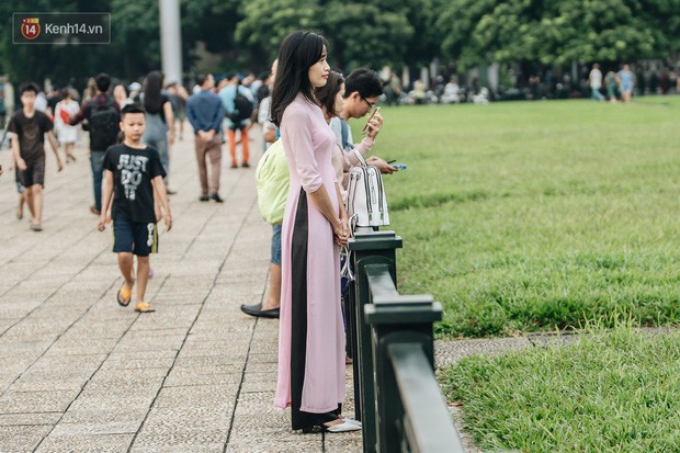 Hà Nội của sớm mai ngày Tết Độc lập: Buổi lễ chào cờ thiêng liêng trước Quảng trường Ba Đình, đường phố bình yên nhẹ nhàng - Ảnh 10.