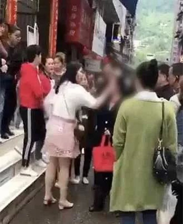 Cậu bé 10 tuổi đấm đá tới tấp vào mặt mẹ khiến ai cũng phẫn nộ, dường như mẹ dành mọi điều cho con nhưng không dạy lòng biết ơn - Ảnh 2. Cậu bé 10 tuổi đấm đá tới tấp vào mặt mẹ khiến ai cũng phẫn nộ, dường như mẹ dành mọi điều cho con nhưng không dạy lòng biết ơn - Ảnh 2.