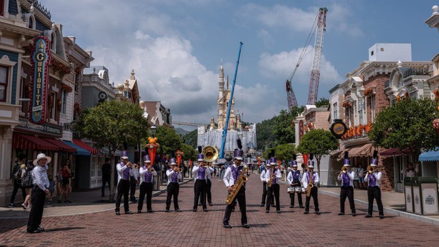  Khám phá công viên giải trí Disneyland hoang vắng nhất thế giới  - Ảnh 1.