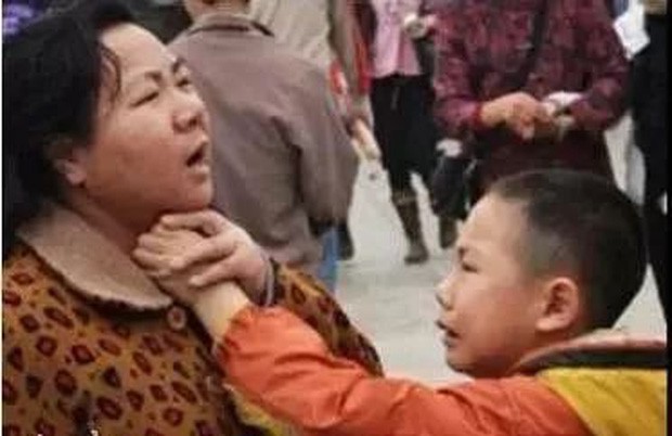 Cậu bé 10 tuổi đấm đá tới tấp vào mặt mẹ khiến ai cũng phẫn nộ, dường như mẹ dành mọi điều cho con nhưng không dạy lòng biết ơn - Ảnh 4. Cậu bé 10 tuổi đấm đá tới tấp vào mặt mẹ khiến ai cũng phẫn nộ, dường như mẹ dành mọi điều cho con nhưng không dạy lòng biết ơn - Ảnh 4.