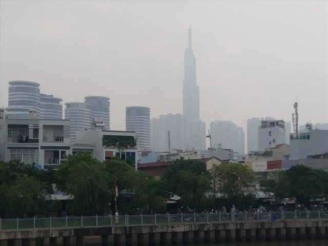  Lại “báo động đỏ”, bầu trời Sài Gòn mù mịt ô nhiễm nặng  - Ảnh 5.