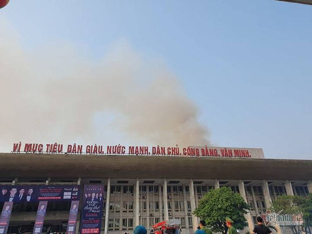  Cháy hội trường Cung văn hóa hữu nghị Việt Xô, khói đen cuồn cuộn  - Ảnh 2.