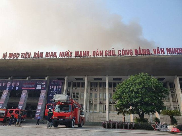  Cháy hội trường Cung văn hóa hữu nghị Việt Xô, khói đen cuồn cuộn  - Ảnh 3.
