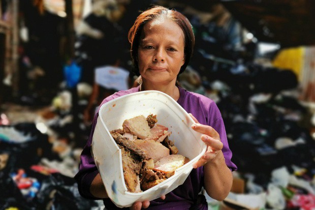 Bữa tiệc “thịnh soạn” của dân xóm ổ chuột: Những miếng thịt thừa từ bãi rác thành bữa ăn có thịt cho người nghèo - Ảnh 1.