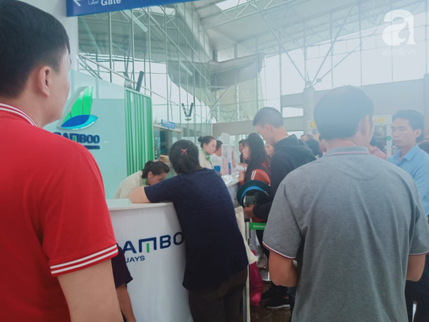 Ảnh hưởng áp thấp nhiệt đới Kajiki, nhiều khách đặt vé Bamboo Airways từ Đà Lạt về Hà Nội bị trễ chuyến - Ảnh 1.