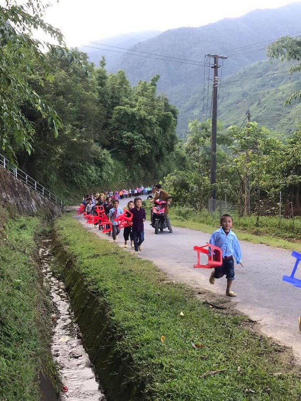 Hình ảnh xúc động: Trẻ em vùng cao đi bộ hàng dài, xách ghế nhựa hân hoan đến điểm trường dự lễ khai giảng - Ảnh 1.
