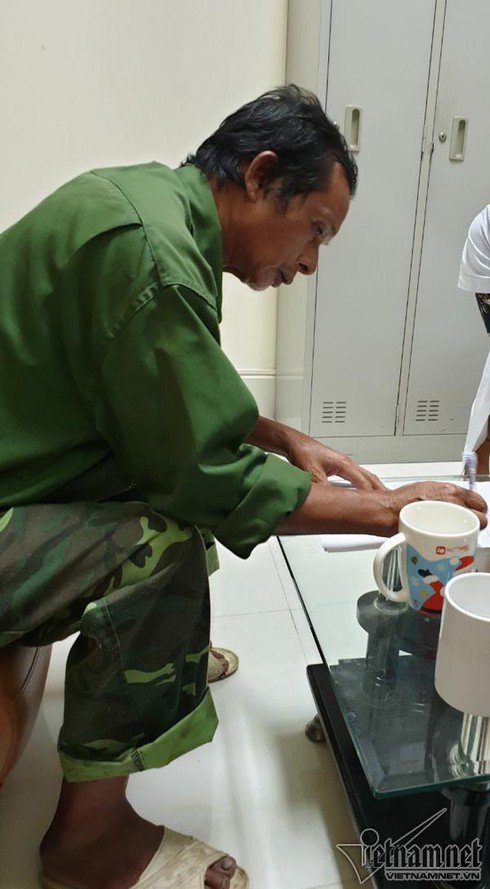 Cuộc từ biệt không nước mắt của người cha khốn khổ với cậu con độc nhất - Ảnh 3. Cuộc từ biệt không nước mắt của người cha khốn khổ với cậu con độc nhất - Ảnh 3.