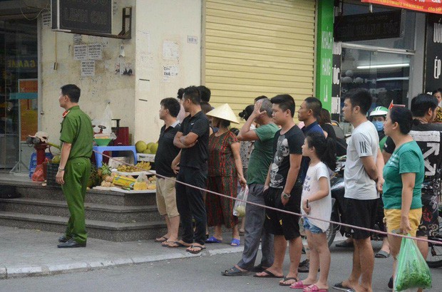 Nhân chứng sợ hãi kể lại vụ nổ khiến 4 người bị thương ở Chung cư HH Linh Đàm: “Bưu phẩm được bọc cẩn thận, vừa mở thì phát nổ...” - Ảnh 2.