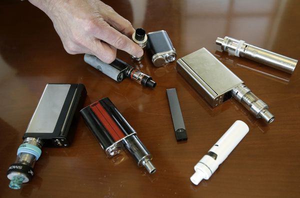 Năm người chết sau khi hút thuốc lá điện tử: Mỹ khuyến cáo người dân ngừng sử dụng loại hình thuốc lá này - Ảnh 2.