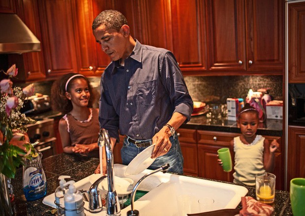 - Những bức ảnh đời thường của vợ chồng Obama ngày xưa: Đôi giày rách gắn bó một thời với cựu Tổng thống Mỹ hóa ra có ý nghĩa đặc biệt - photo - photo 1 1567992120591813258548 - Những bức ảnh đời thường của vợ chồng Obama ngày xưa: Đôi giày rách gắn bó một thời với cựu Tổng thống Mỹ hóa ra có ý nghĩa đặc biệt
