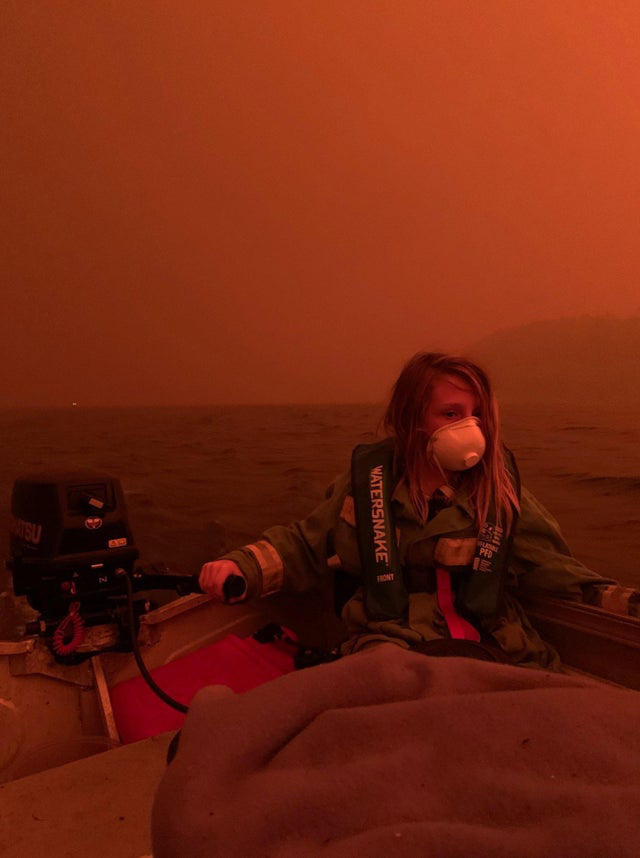 Bức ảnh cuối cùng của năm 2019 gây chấn động thế giới: Đứa trẻ lênh đênh trên biển với bầu trời đỏ ngầu như máu hé lộ thảm kịch đau lòng - Ảnh 2.